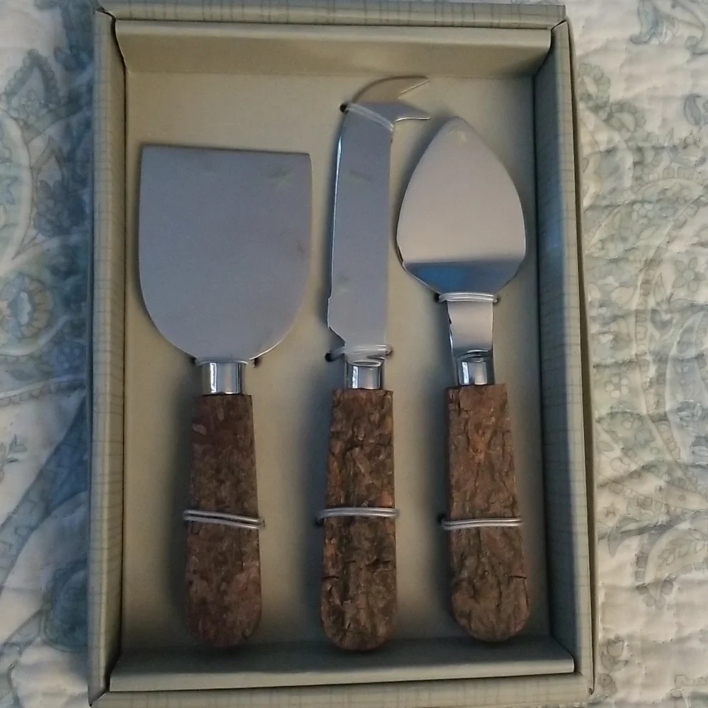 NWT set of 3 cheese knives with mango wood bark handles by Twos Company